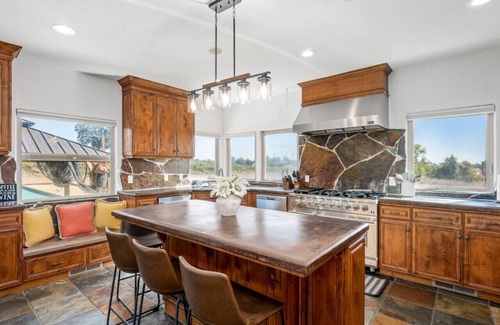Victor House | Luxury 4 Acre Estate - Pickleball, Pool, Game Room