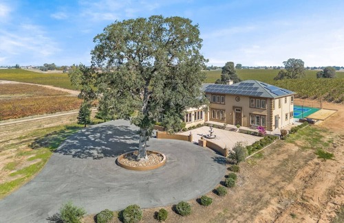 Victor House | Luxury 4 Acre Estate - Pickleball, Pool, Game Room