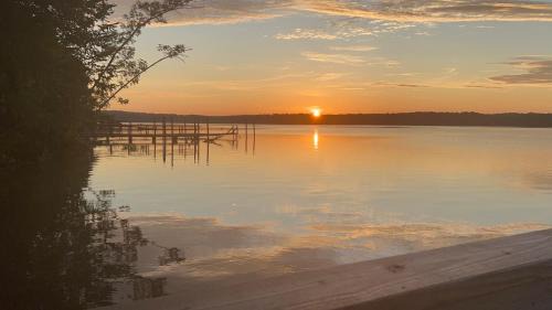 Fort Lawn House | Luxury 4-Acre Lakefront Getaway-Hot Tub, Private Dock, Paddleboards, Pool Table & Karaoke!