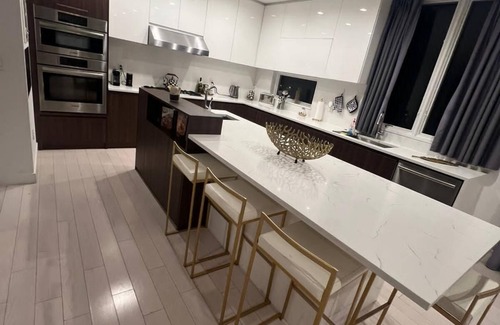 Edgewater House | Luxury 4-BD w/Rooftop Deck. Steps 2 NYC Views!