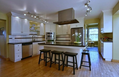 Meaford House | Luxury 4 Bdrm Farmhouse, sleeps 12, near Grey Highlands, Blue Mountain, Meaford