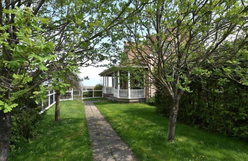Meaford House | Luxury 4 Bdrm Farmhouse, sleeps 12, near Grey Highlands, Blue Mountain, Meaford