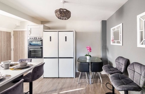 Oxford House | Luxury 4 bed 5 baths house ,free parking, wifi
