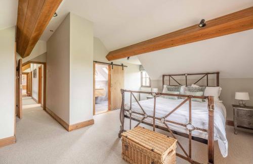 Winkfield House | Luxury 4 Bed Barn, 10 Mins to Windsor!