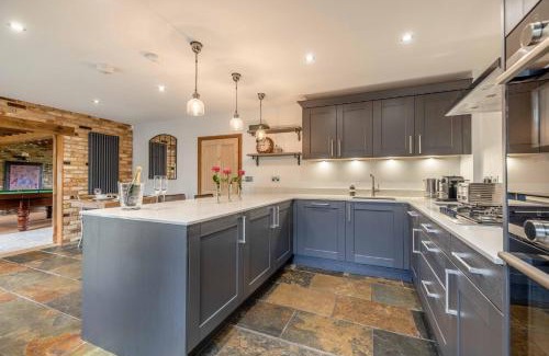 Winkfield House | Luxury 4 Bed Barn, 10 Mins to Windsor!