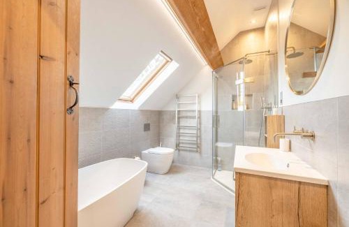 Winkfield House | Luxury 4 Bed Barn, 10 Mins to Windsor!