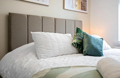 Horley House | Luxury 4 Bed home for Groups and Families - Driveway-Garden-Gatwick Horley