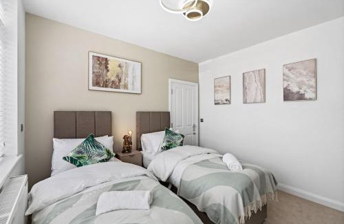 Horley House | Luxury 4 Bed home for Groups and Families - Driveway-Garden-Gatwick Horley