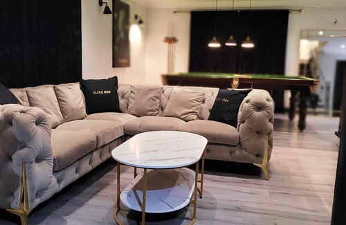 Slough House | Luxury 4 Bed House, Heathrow T4, Luxe Inn