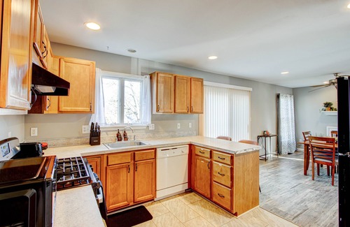 Baltimore House | Luxury 4 bed King Suite! Mins to Towson!
