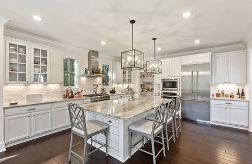 Vanderhorst Plantation House | Luxury 4 Bed with NEW POOL! Hot Tub! Right beside Allee of Oaks!