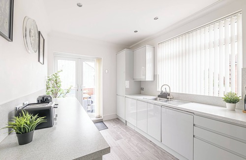 Southsea Apartment | Luxury 4 Bedroom Apartment Southsea - Spacious & Free Parking