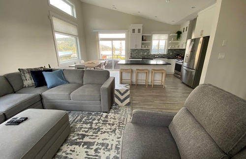 Shawnigan Lake House | Luxury 4 Bedroom Lakehouse with Full Dock Access and Boat Slip