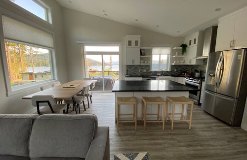 Shawnigan Lake House | Luxury 4 Bedroom Lakehouse with Full Dock Access and Boat Slip