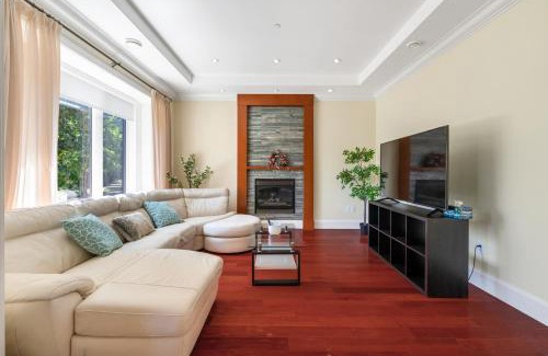 Vancouver South Villa | Luxury 4-Bedroom Family Home