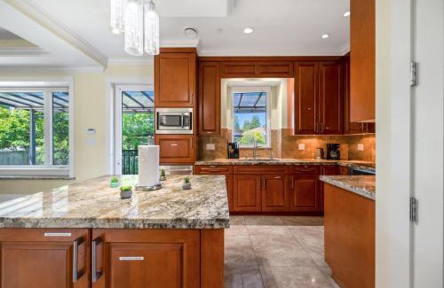 Vancouver South Villa | Luxury 4-Bedroom Family Home