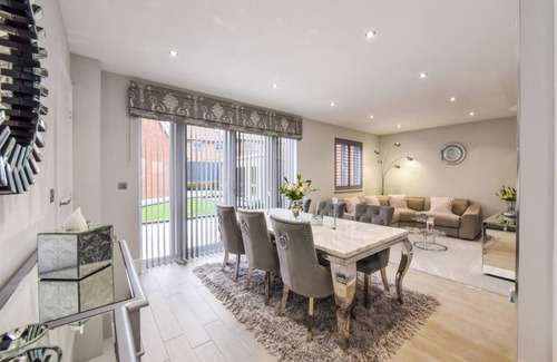 Waterlooville House | Luxury 4 Bedroom Detached House