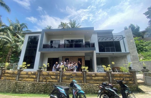 Poro House | Luxury 4-bedroom house with WiFi, AC ,pool, KARAOKE, in Camotes Island Cebu.