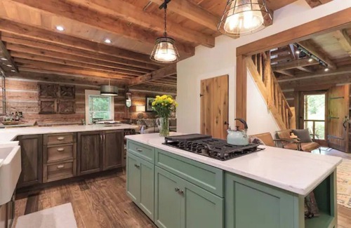 Waddy Cabin | Luxury 4 bedroom Log Cabin on 32 acres only 10 minutes from Frankfort, KY