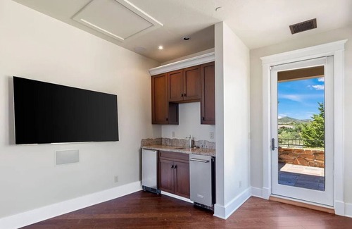 Forest Trails House | Luxury 4-Bedroom Retreat with Stunning Panoramic Views
