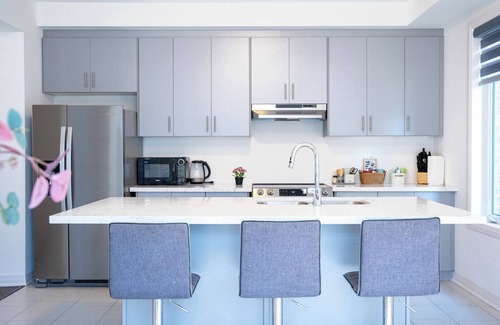 Barrie House | Luxury 4 Bedrooms & 2.5 Bathroom Retreat with Modern Comforts in Barrie City!