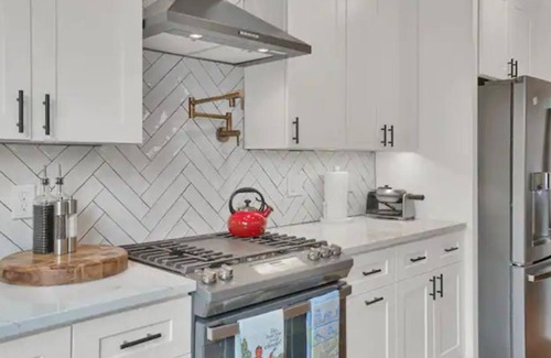 Brookline House | Luxury 4 BR Art Deco Home+3 Parking Spots+In City