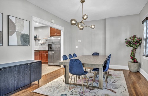 University Circle House | Luxury 4 BR Near Cleveland Clinic, UH & CWRU!