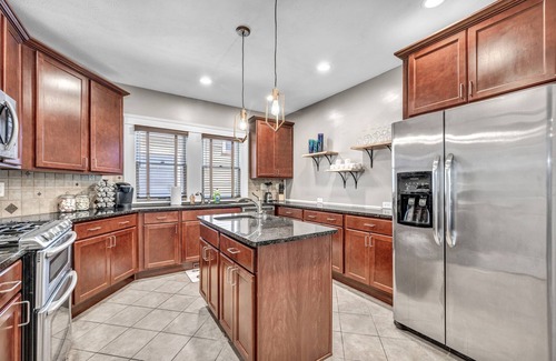 University Circle House | Luxury 4 BR Near Cleveland Clinic, UH & CWRU!