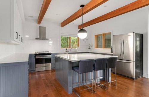 Gravenhurst Cottage | Luxury 4-Season Lakefront Cottage on Lake Muskoka!