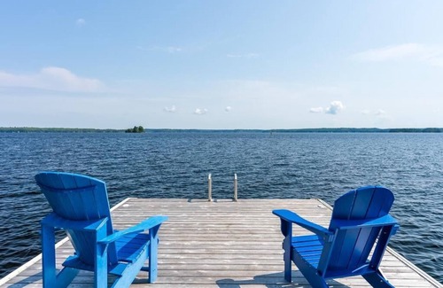 Gravenhurst Cottage | Luxury 4-Season Lakefront Cottage on Lake Muskoka!