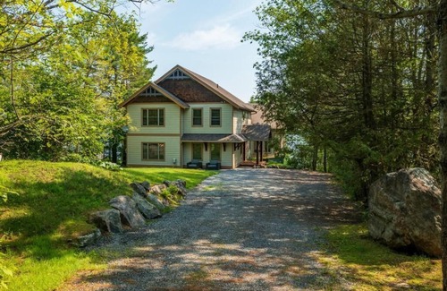Gravenhurst Cottage | Luxury 4-Season Lakefront Cottage on Lake Muskoka!