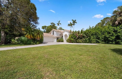 Wellington House | Luxury 4000 sf Home 5 BEDS 4 BATHS 1,3 acres DOG LOVERS WELCOME