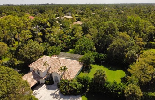 Wellington House | Luxury 4000 sf Home 5 BEDS 4 BATHS 1,3 acres DOG LOVERS WELCOME
