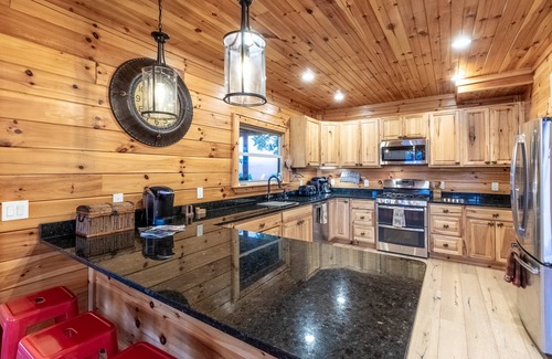 Waynesville House | Luxury 4200 sqft Log Cabin on 50 Acres! Sleeps 16!