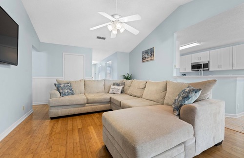East Arlington House | Luxury 4bd Home - 8 min to Beach & Universities