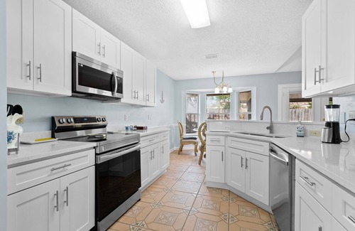 East Arlington House | Luxury 4bd Home - 8 min to Beach & Universities
