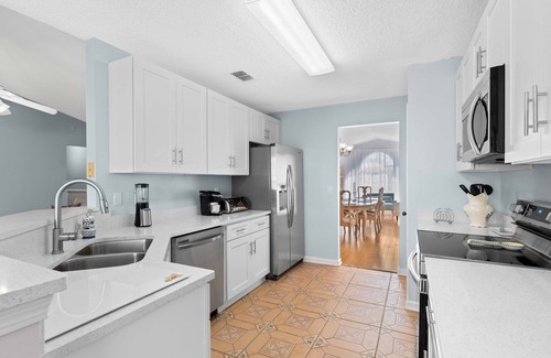 East Arlington House | Luxury 4bd Home - 8 min to Beach & Universities