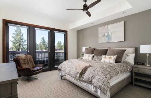 Lakeside Park Apartment | Luxury 4BDR Residence steps from Heavenly Village condo