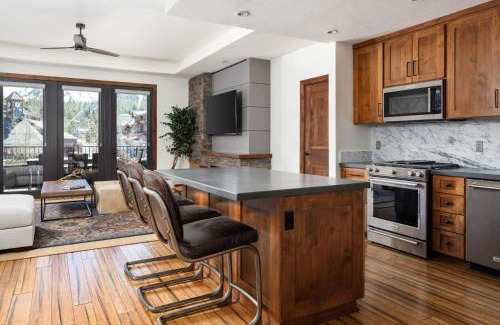 Lakeside Park Apartment | Luxury 4BDR Residence steps from Heavenly Village condo