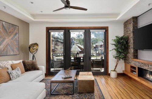 Lakeside Park Apartment | Luxury 4BDR Residence steps from Heavenly Village condo