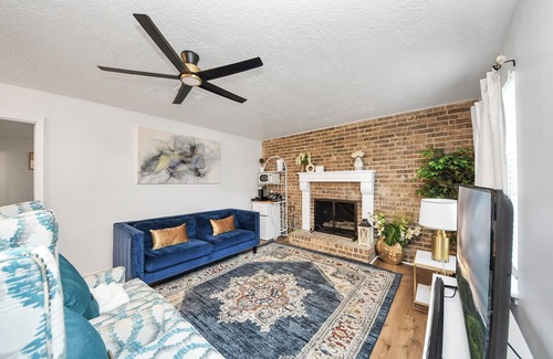Barker House | Luxury 4BR/2.5BA Katy Home Sleeps 10 + Game Room + Yard