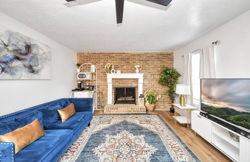 Barker House | Luxury 4BR/2.5BA Katy Home Sleeps 10 + Game Room + Yard