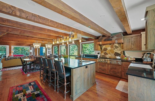 Sundance House | Luxury 4BR 3-Floor Sundance Home. Views. Hot Tub. pets Jeep Gladiator at airport