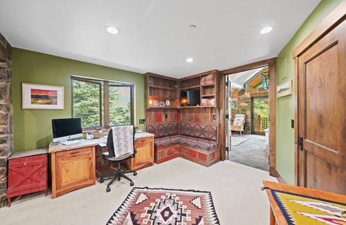 Sundance House | Luxury 4BR 3-Floor Sundance Home. Views. Hot Tub. pets Jeep Gladiator at airport