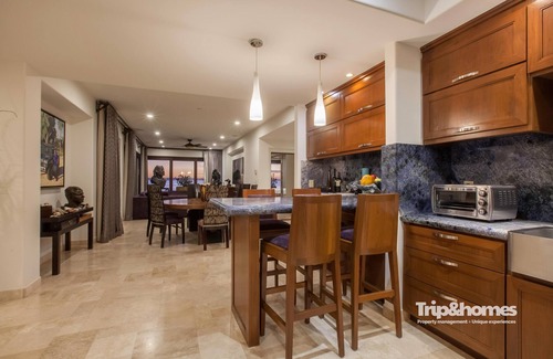 La Paz Condo | Luxury 4BR/4Ba Beach front Villa perfect location