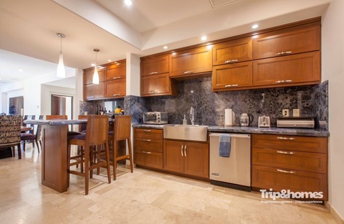 La Paz Condo | Luxury 4BR/4Ba Beach front Villa perfect location