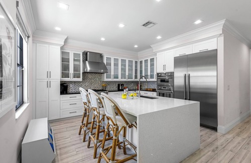 Southside House | Luxury 4BR, Chef's Kitchen & Pool next to InterCoastal - West Palm Beach