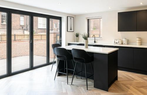 Hope Street House | Luxury 4BR City Centre House - Free Parking