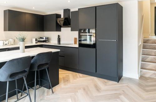 Hope Street House | Luxury 4BR City Centre House - Free Parking
