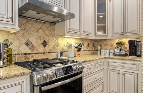 Vickery Place House | Luxury 4BR Dallas Home | Game Room | Fire Pit | Gym